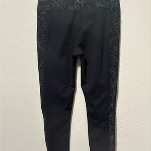 Skechers Charcoal Gray Activewear leggings
Has pocket for your cell phone.